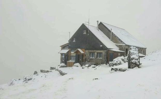 La última 'nevadona' en Picos de Europa cubre de blanco el Refugio del Collado Jermoso