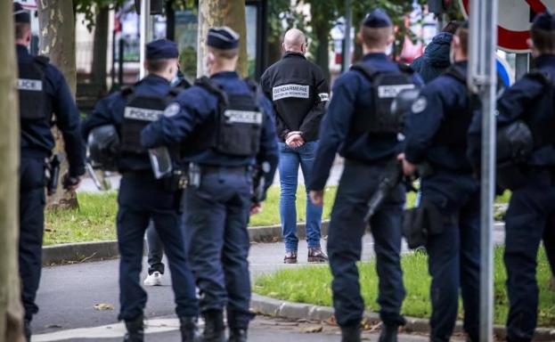 Abatido tras decapitar a un profesor que mostró caricaturas de Mahoma