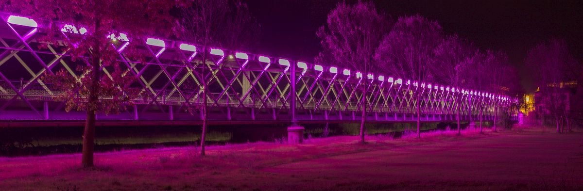 El Puente de Hierro se tiñe de rosa