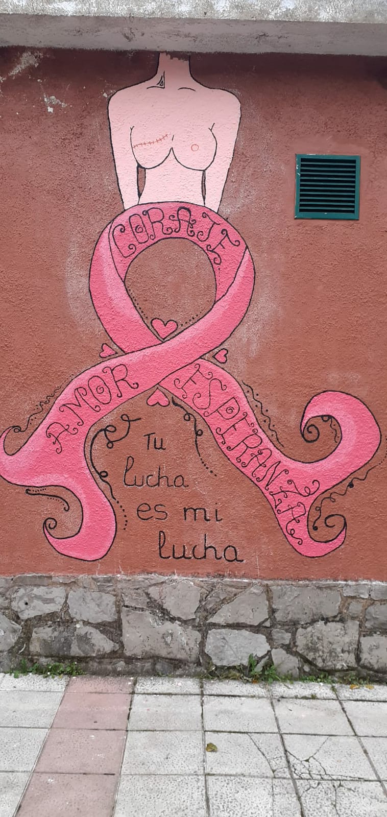 Ciñera pinta un mural para concienciar contra el cáncer de mama