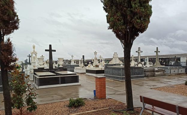 Santa María del Páramo toma medidas preventivas de acceso al cementerio para el día de Todos los Santos