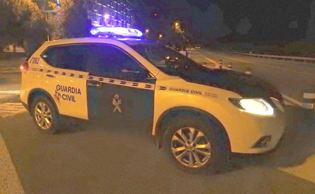 La Guardia Civil auxilia a un matrimonio de 83 y 77 años de edad durante el incendio de su vivienda en la localidad de Veguellina de Fondo