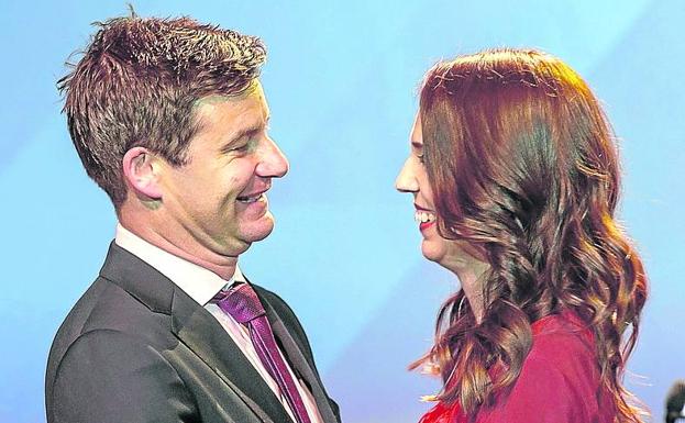 El huracán Jacinda sacude al mundo 1 La primera ministra y su compañera, Clarke Gayford, tras conocer su victoria electoral.