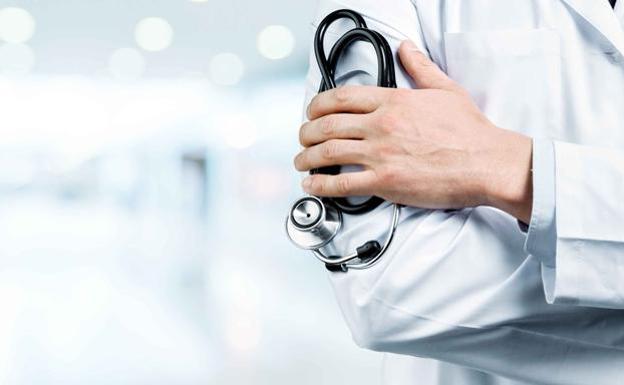 Los médicos van a la huelga exigiendo no contratar a facultativos sin la especialidad y más financiación sanitaria