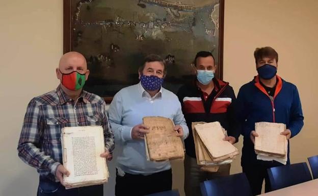 La Comunidad de Regantes de la Presa de la Vega de Abajo recupera los documentos de su archivo histórico