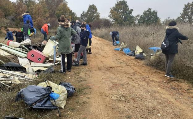 Más de 250 vecinos han participado en 'Basuraleza' recogiendo más de 3.000 kilos de desperdicios en Villaquilambre