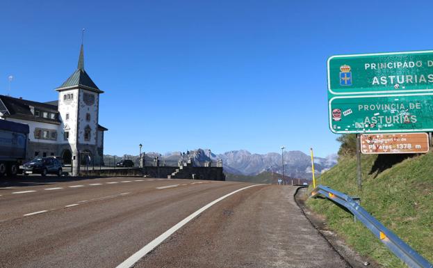 El confinamiento de Asturias vacía de turismos el puerto de Pajares, a pesar de la falta de controles