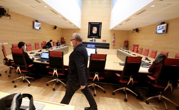 El PSOE abandona la Comisión de investigación de las eólicas y señala que de ellos «no se ríen presuntos delincuentes»