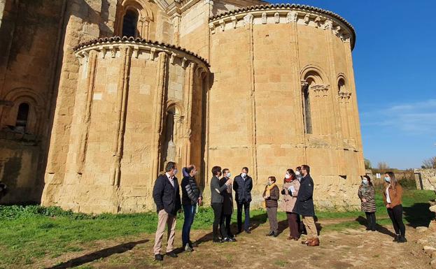 Las obras de restauración del Monasterio de Sandoval sacan a la luz un zócalo de pinturas geométricas