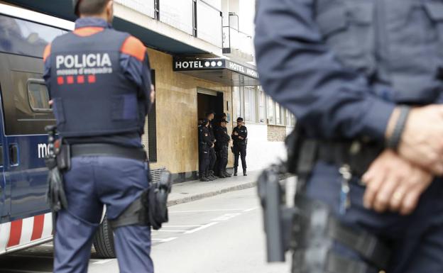 Una familia desahuciada por los Mossos en Barcelona regresa a casa