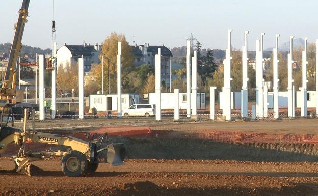 El nuevo centro comercial 'Reino de León' comienza a elevarse en el polígono de La Granja