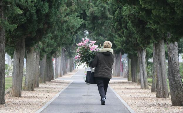 Los leoneses visitan el cementerio con prudencia y las ventas de flores caen en la víspera de Todos los Santos