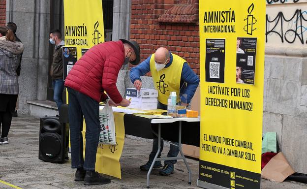 Amnistía Internacional sale a la calle en León con su campaña #CadenasInvisibles contra la trata de personas