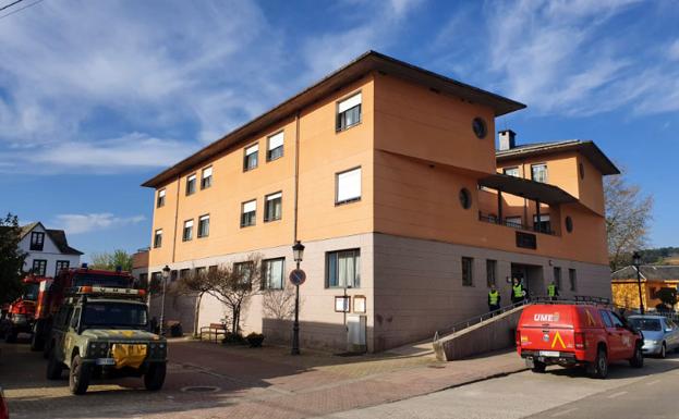 La Junta declara un brote de covid en una residencia de Cacabelos con 52 afectados