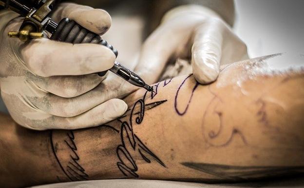 A juicio una mujer por extorsionar a un centro de tatuajes que tatuó a su hija sin consentimiento