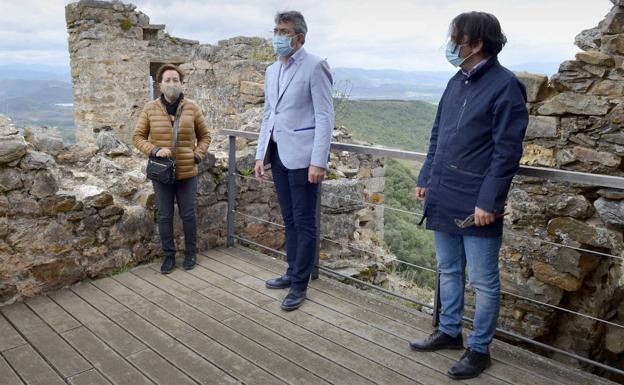 Majo visita la restauración de la Casa Colgante del Castillo de Cornatel de Priaranza del Bierzo tras invertir 294.000 euros