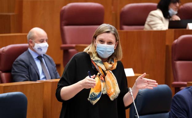 Blanco, a las jóvenes: «No es normal que permitan que se les mire el teléfono, es violencia de género»