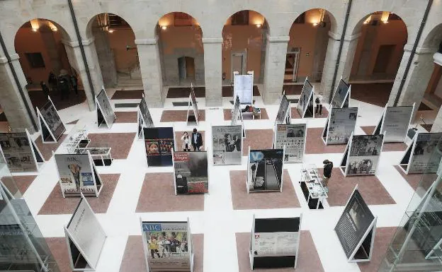 60 paneles con portadas y noticias sobre terrorismo constituyen la muestra que tiene lugar en la Real Casa de Correos, sede del Gobierno regional de Madrid. /óscar chamorro