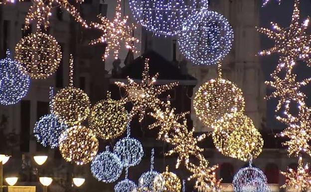 La Asociación Templarium apoya la instalación de la iluminación navideña en el centro de Ponferrada