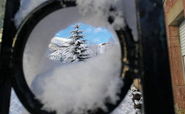 El invierno irrumpe con frío, nieve a 900 metros y lluvias generalizadas