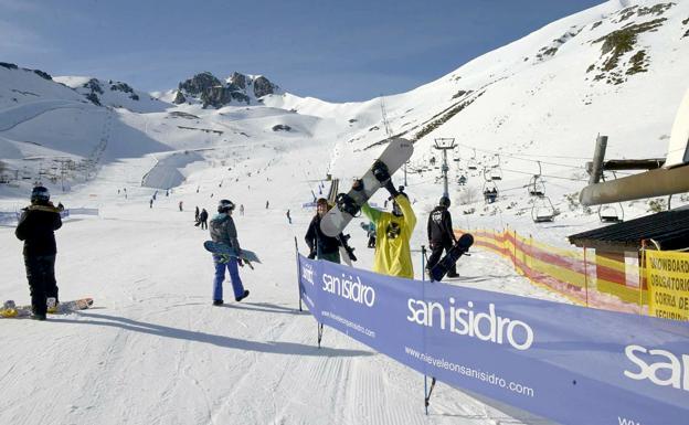 Las estaciones de esquí de León ultiman el protocolo covid y esperan abrir a finales de este mes