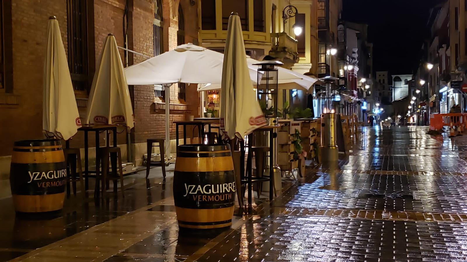 Terrazas prácticamente vacías en la noche previa al cierre