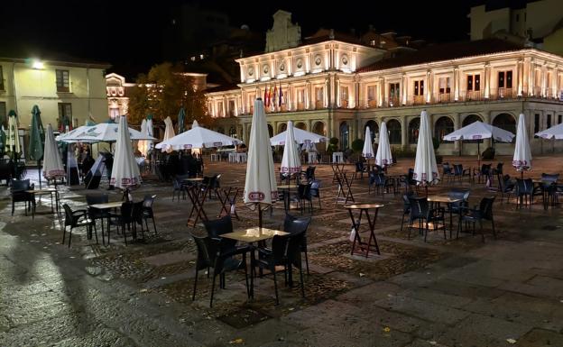 Terrazas practicamente vacías en la noche previa al cierre
