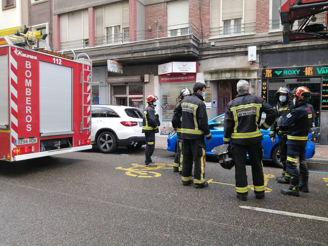 La presencia de humo en una tienda de República Argentina obliga a un amplio despliegue de los Bomberos de León