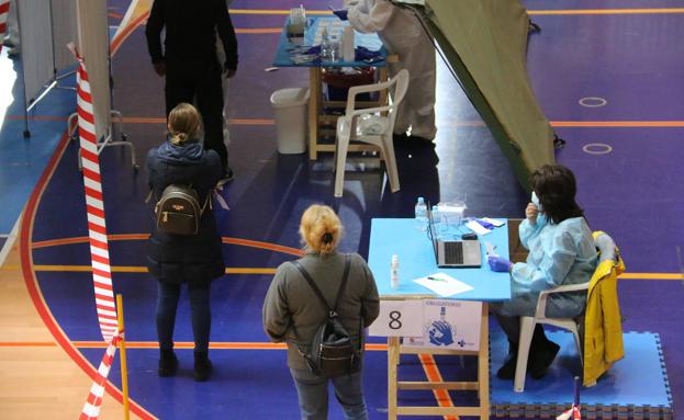 Respuesta «excepcional» de San Andrés a la llamada de Sanidad y cientos de vecinos aguardan para hacerse el test