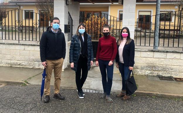 Los procuradores socialistas de León visitan la residencia de Riello ante los problemas del centro