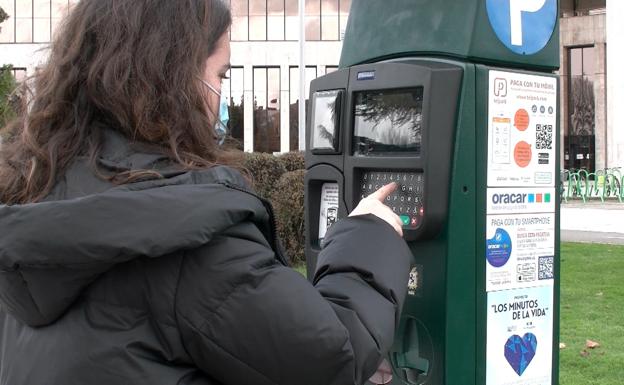 Primer día de ORA en la explanada de la Junta y en José Aguado: espacios libres, dudas y parquímetros en marcha