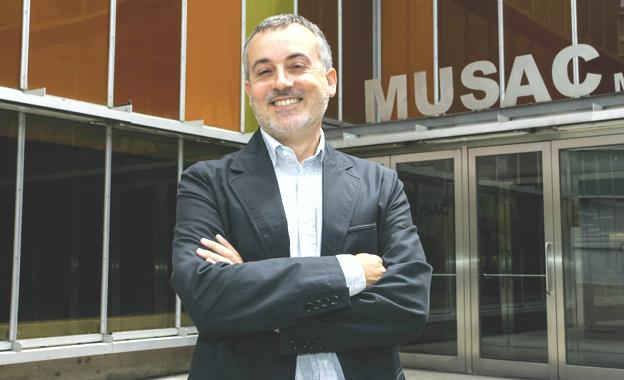 Olveira, director del Musac: «El museo se fragiliza cuando nos restan iniciativa propia, independencia y capacidad de acción»