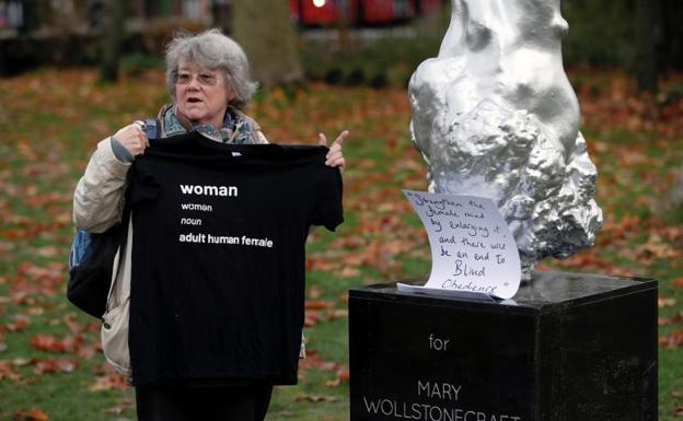 La estatua desnuda de la primera feminista causa desconcierto en Londres