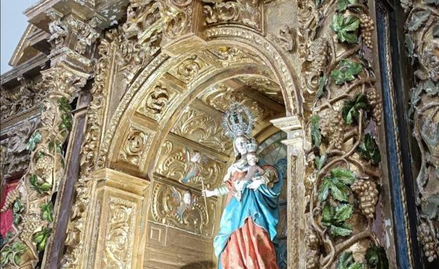 El retablo mayor de la iglesia de Pajares de los Oteros vuelve a brillar