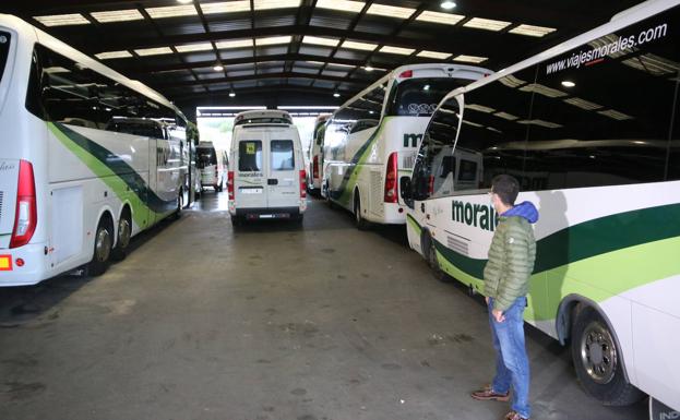 50 años de trabajo para acabar en la ruina: «Estamos vendiendo los autobuses para sobrevivir»