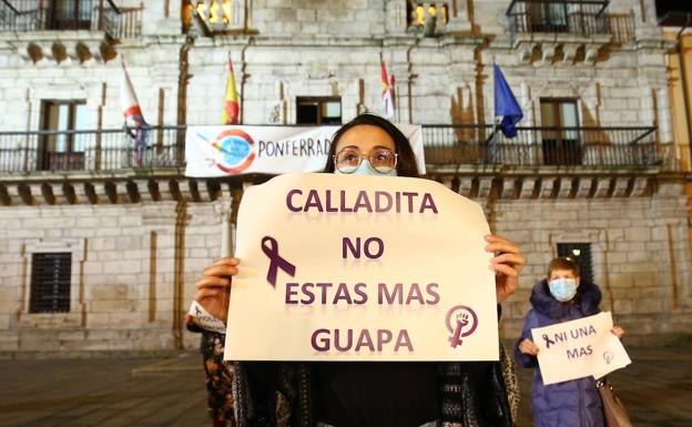 Ponferrada sale a la calle para mostrar su apoyo a la abogada Raquel Díaz