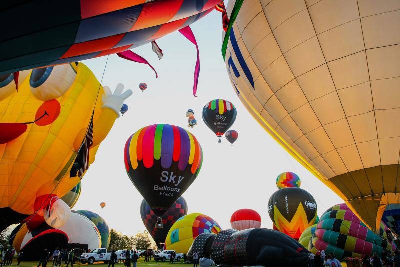 Un festival de globos llena de color el cielo de México