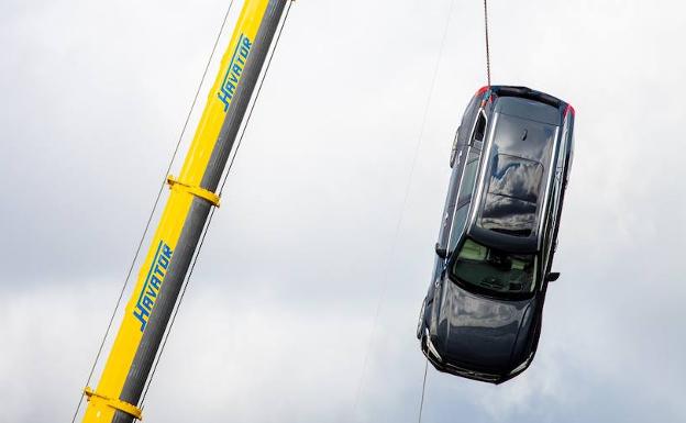 El «crash test» más radical: dejan caer coches desde 30 metros de altura