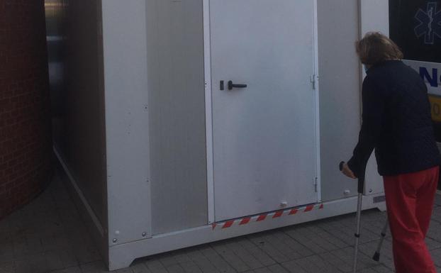 Sacyl levanta en Bembibre la primera de las 4 casetas de obra para 'humanizar' las esperas en El Bierzo