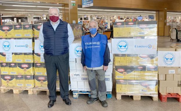 E.leclerc Leon entrega 5.000 euros en comida al Banco de Alimentos campaña «Voces que alimentan»