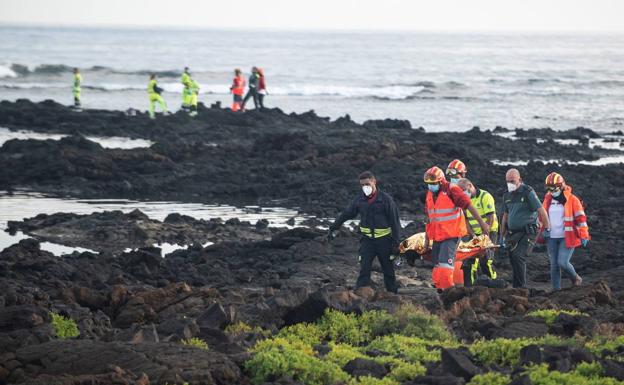 Mueren ocho personas al volcar una patera con 35 migrantes en Lanzarote