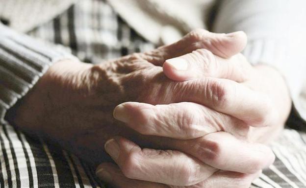 «La ambulancia tenía que llevar a mi madre del hospital a la residencia, pero la dejaron sola, en la calle y de noche»