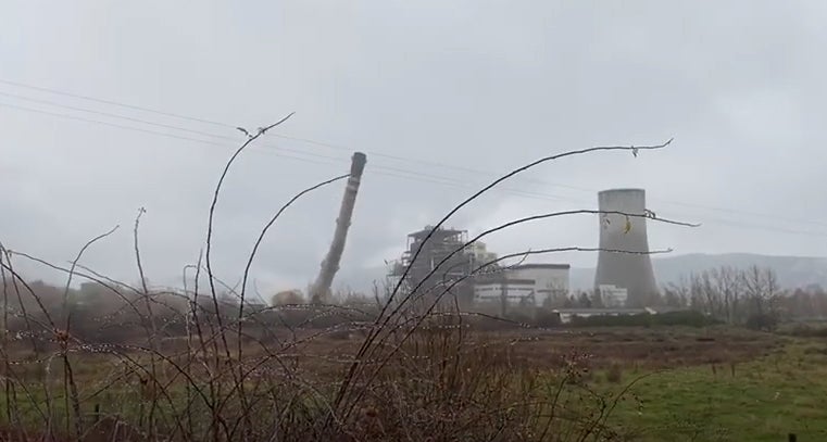 Adiós a la chimenea de Anllares, un símbolo caído del pasado minero berciano