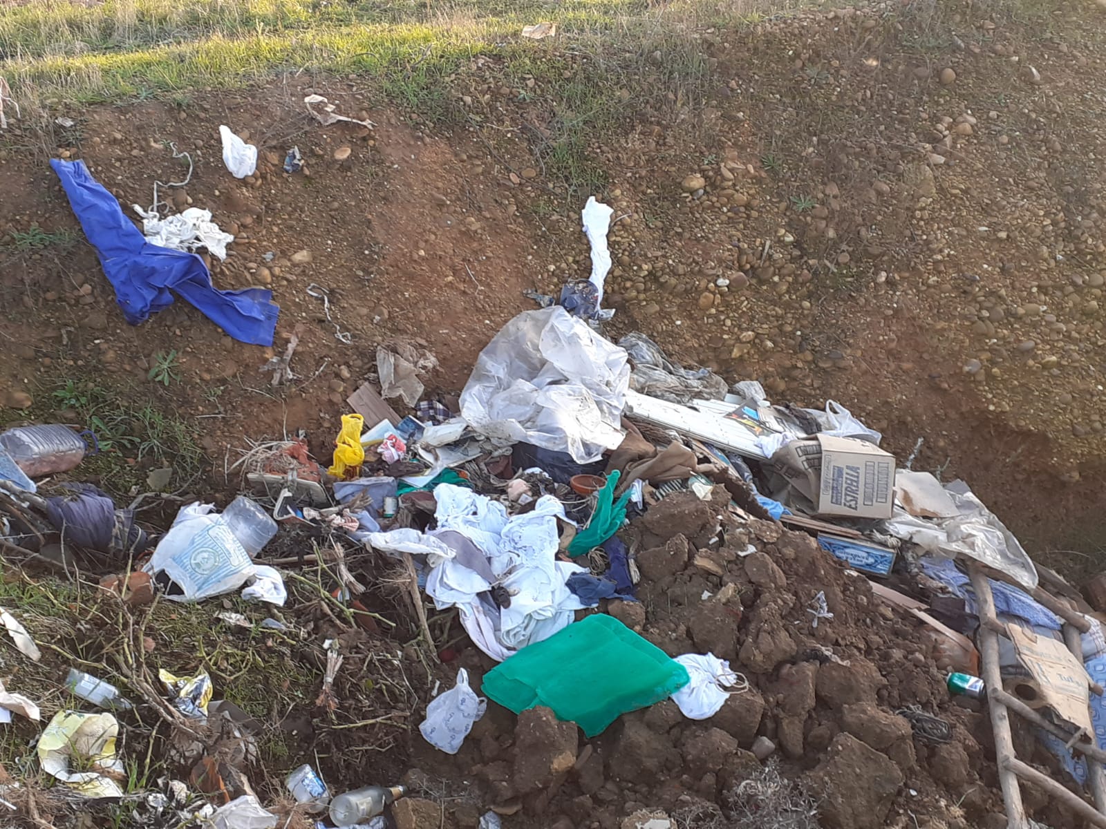 La Junta Vecinal de La Antigua denuncia un vertedero ilegal en una de las parcelas del pueblo