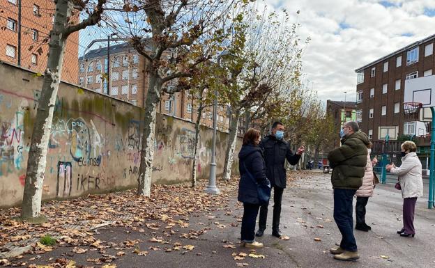 El PP municipal se une a los vecinos para pedir el cambio del vallado de la plaza de la Velasquita del Crucero