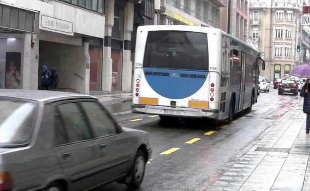 Un carril bus pintado de amarillo desconcierta a los conductores
