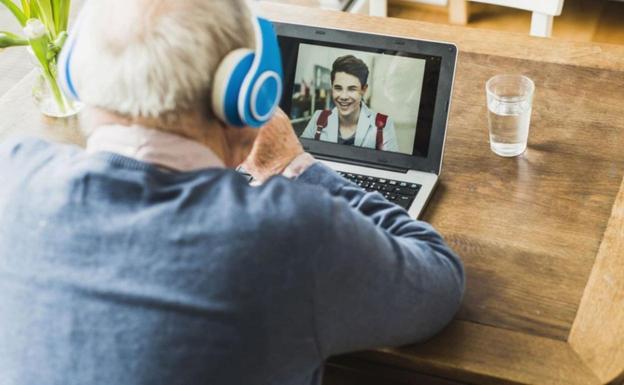 La Asociación 'Activos y Felices' pide una decena de portátiles y tablets para su programa de envejecimiento activo