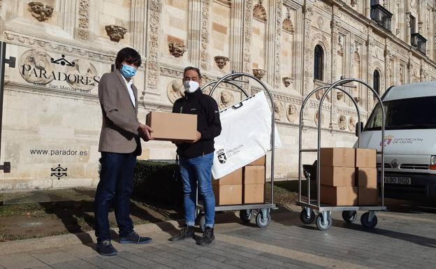 La Diputación de León dona más de 500 libros y mapas de autores leoneses a la biblioteca del Parador de San Marcos