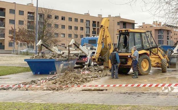 El Ayuntamiento inicia las obras de renovación del parque infantil de la Urbanización Reino León Golf