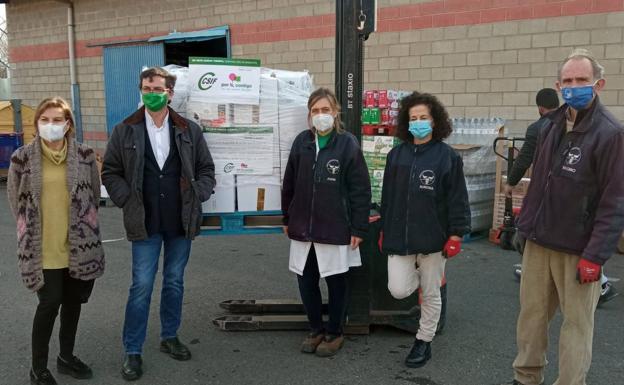 CSIF dona 2.000 euros en embutido leonés al Banco de Alimentos de la provincia